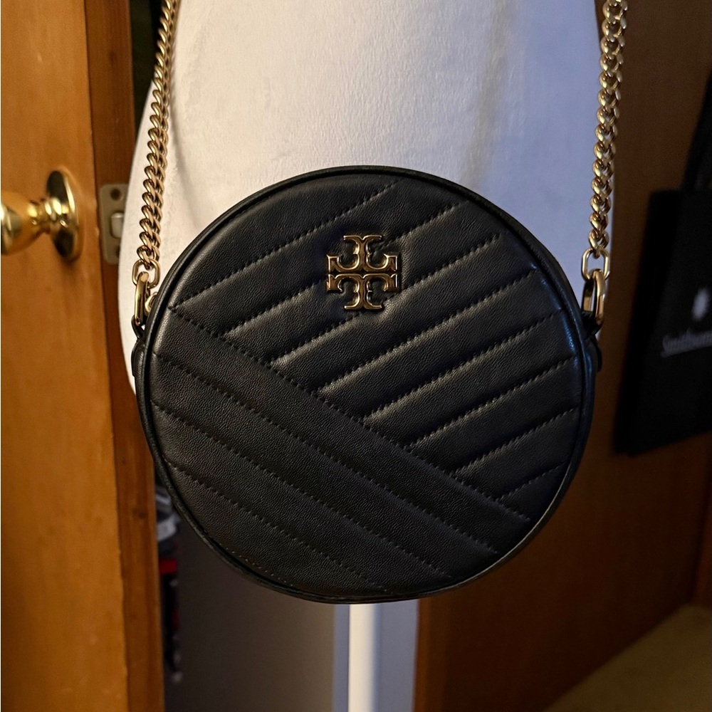 Tory Burch Black Round Crossbody Bag with Gold Chain - Picture 6 of 12